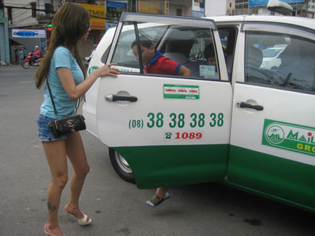 Nữ lái xe taxi xin lỗi, trả tiền bắt chẹt du khách 2
