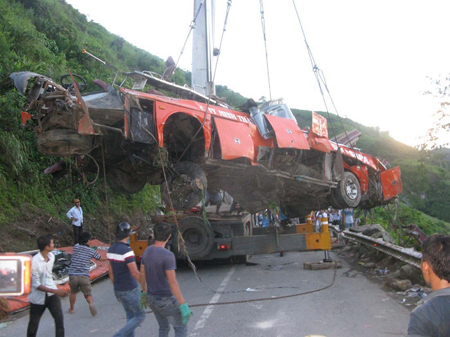 Xe khách giường nằm gặp tai nạn trên tuyến đường Sapa - Lào Cai. Ảnh: Lục Văn Toán – TTXVN.