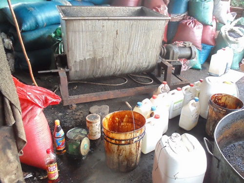 Cơ sở sản xuất cà phê Nhất Thiên bừa bãi, không bảo đảm vệ sinh. Ảnh dưới: Can đựng hóa chất có nguồn gốc Trung Quốc từ cơ sở chế biến cà phê Nhất Thiên
