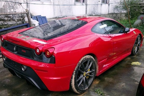 Một chiếc Ferrari F430 Scuderia còn rất mới bị tạm giữ