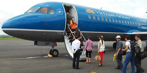 Hành khách lên máy bay của Vietnam Airlines Ảnh: Internet