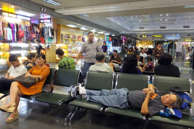 Hành khách bị chậm hủy chuyến được phục vụ ăn uống tại sân bay: “Thượng đế” có còn vạ vật?
