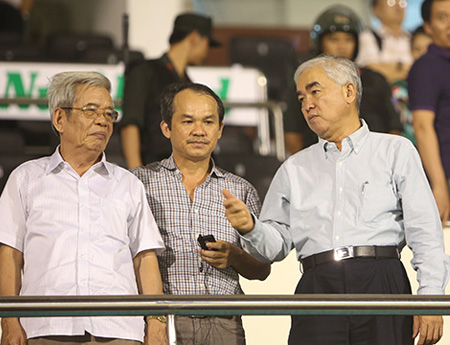 Chủ tịch VFF Lê Hùng Dũng (phải) lên tiếng về chuyện khan hiếm vé ở giải U19 Đông Nam Á 2014
