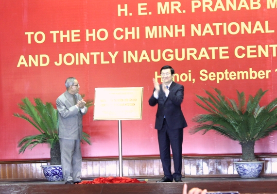 Lễ đón Tổng thống Ấn Độ Pranab Mukherjee tại Học viện Chính trị Quốc gia Hồ Chí
Minh (Ảnh N.Hằng)