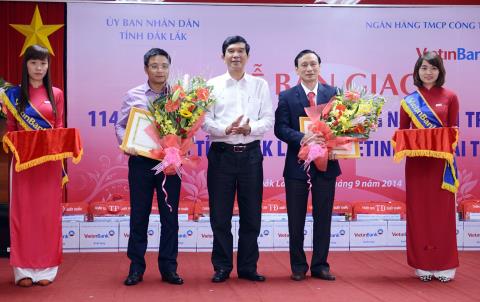 Chủ tịch HĐQT VietinBank Nguyễn Văn Thắng và Giám đốc VietinBank Chi nhánh Đắc Lắk nhận bằng khen của tỉnh Đắc Lắk 