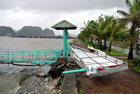 Hải Phòng, Quảng Ninh mất điện diện rộng do bão