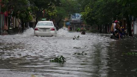 Nhiều tuyến đường trung tâm thành phố Hải Phòng đang xảy ra ngập nặng