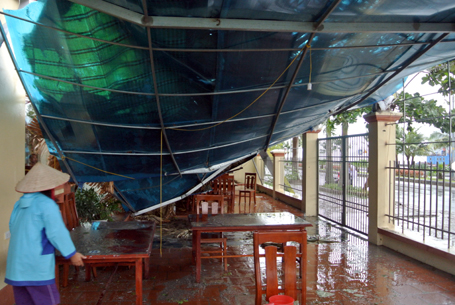 Mái một nhà hàng ven biển ở thành phố Hạ Long bị gió quật đổ