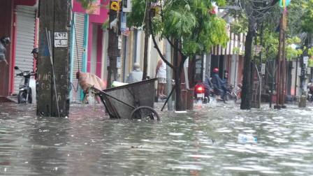 Nhiều tuyến đường trung tâm thành phố Hải Phòng đang xảy ra ngập nặng