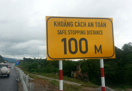 Khoảng cách đảm bảo an toàn giữa xe với xe khi đi trên cao tốc này được quy định là 100m
