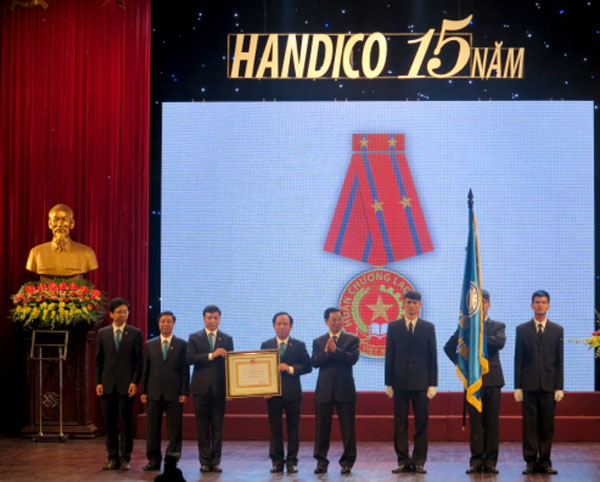Handico đón nhận Huân chương Lao động hạng Nhì