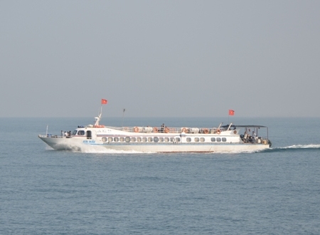 Tàu khách từ đảo Lớn đi đảo Bé (sáng và chiều) vừa tăng cường với mái che nắng cho hành khách.