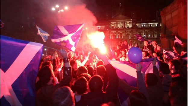 Các đám đông đang tụ tập tại 2 thành phố lớn là Glasgow và Edinburgh để chờ đợi kết quả.