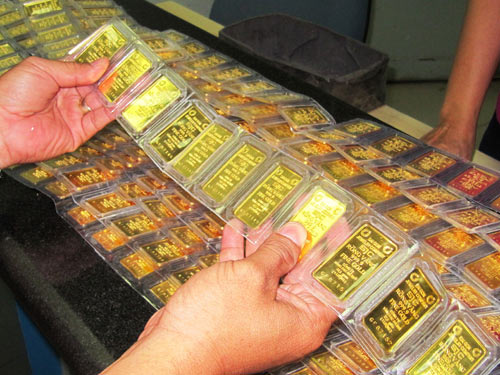 Giá vàng “nội” đắt hơn vàng “ngoại” gần 5 triệu đồng/lượng