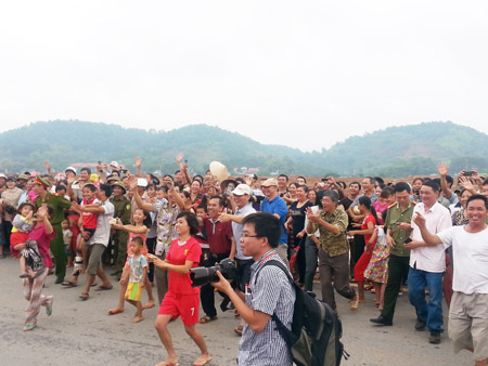 Thủ tướng Nguyễn Tấn Dũng vẫy chào, nói lời cảm ơn tới đông đảo người dân chứng kiến lễ thông xe.