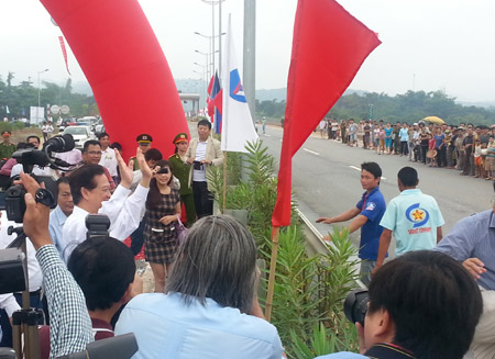 Thủ tướng Nguyễn Tấn Dũng vẫy chào, nói lời cảm ơn tới đông đảo người dân chứng kiến lễ thông xe.