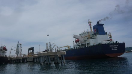  Nhiều cảng nước sâu đang thành thế mạnh thu hút lọc hóa dầu vào Việt Nam (Ảnh cảng Dung Quất). Ảnh: Phong Cầm