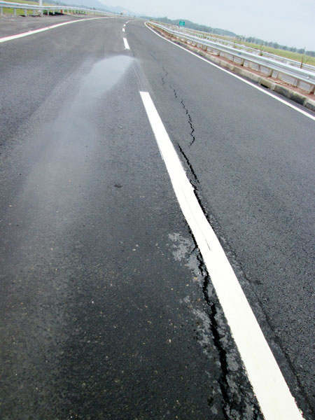 Điều kiện địa chất bất khả kháng là nguyên nhân gây lún nứt mặt đường cao tốc