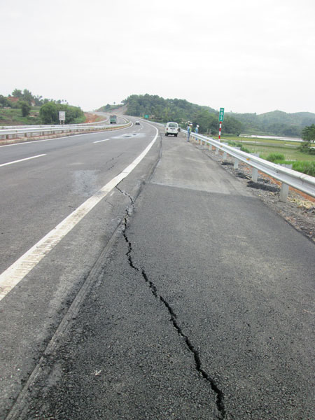 Sự cố lún nứt mặt đường cao tốc Nội Bài - Lào Cai xảy ra sau 2 ngày thông xe