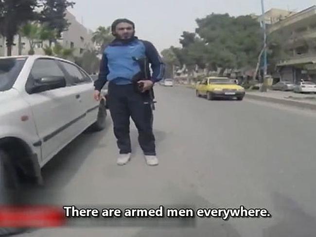Các nam giới mang vũ khí có mặt ở khắp nơi.
