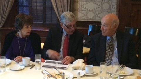 GS Joshep Nye (ngoài cùng) trao đổi với Cựu Ứng viên Tổng thống Michael Dukakis. Ảnh: BGF