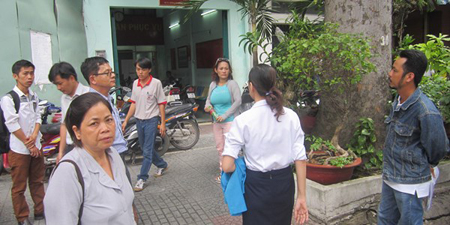 Người dân tụ tập trước trụ sở công an phường