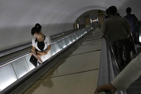 Một phụ nữ ăn vận sành điệu tại tàu điện ngầm ở Bình Nhưỡng vào ngày 1/9 vừa qua.