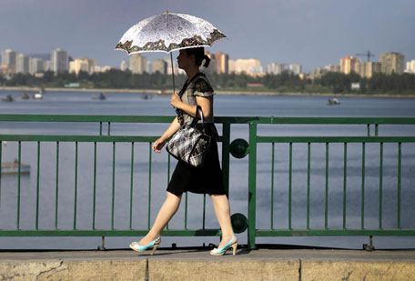 Một phụ nữ tản bộ trên bờ sông Taedong ở Bình Nhưỡng vào tháng 8 vừa qua.