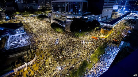 Hàng ngàn người biểu tình ở trước trụ sở chính quyền Hồng Kông.