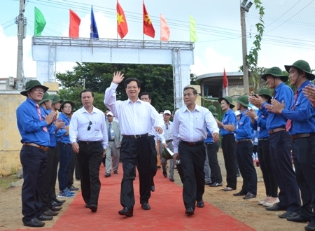 Thủ tướng và đoàn công tác của Chính phủ vẫy tay chào người dân Lý Sơn.