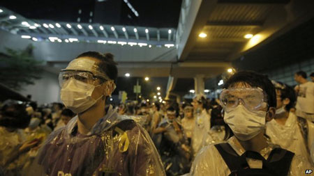 Người biểu tình trang bị khẩu trang, kính, áo mưa để phòng trường hợp cảnh sát xịt hơi cay.