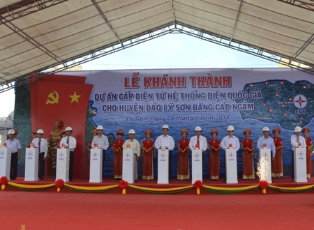 Thủ tướng Chính phủ cùng đại biểu thực hiện nghi thức khánh thành dự án điện ở Lý Sơn.