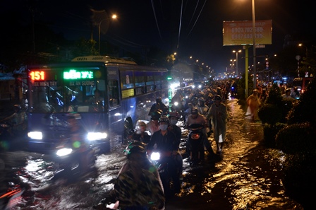 Hàng loạt đường phố Sài Gòn chìm sâu trong nước
