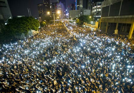 Càng về đêm, số người tham gia biểu tình càng tăng.