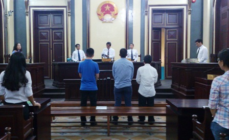 Các bị cáo đang đứng nghe HĐXX tuyên án