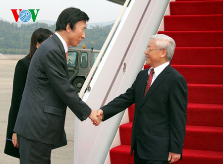Bộ trưởng Ngoại giao Hàn Quốc đón Tổng Bí thư tại sân bay