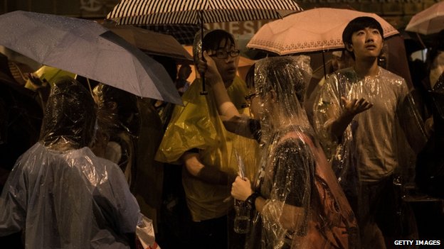Cơn mưa vào đêm ngày 30/9 không làm nản lòng người biểu tình.