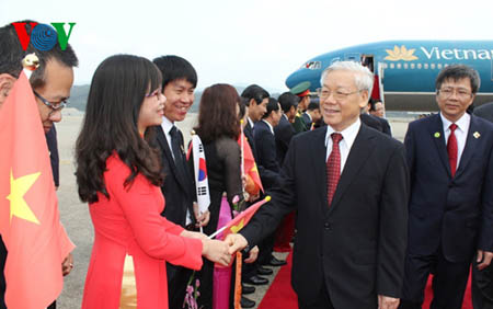 Đông đảo nhân viên đại sứ quán và cộng đồng người Việt ra đón Tổng Bí thư