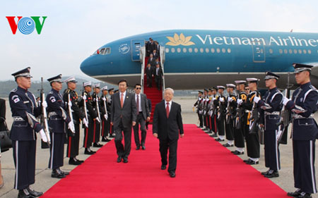Bộ trưởng Ngoại giao Hàn Quốc đón Tổng Bí thư tại sân bay