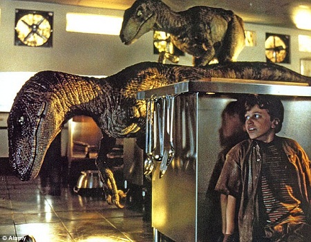 Cảnh hai con Velociraptors đang truy đuổi hai đứa trẻ là một trong những cảnh phim đáng nhớ.