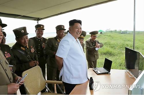Lãnh đạo Triều Tiên thị sát một vụ thử nghiệm phóng tên lửa hồi tháng 6.