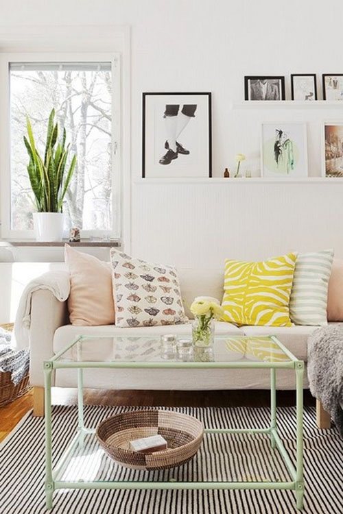 Một chiếc sofa truyền thống đặt chính giữa phòng khách tạo điểm nhấn. Thông thường màu sắc của sofa cũng chính là màu chủ đạo của căn nhà.