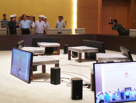 Thủ tướng yêu cầu chạy thử hệ thống kỹ thuật truyền hình tại phòng họp của UB Thường vụ Quốc hội.