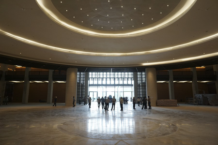Trần khu đại sảnh được trang trí tương đồng với mái vòm phòng họp chính ở phía trên.