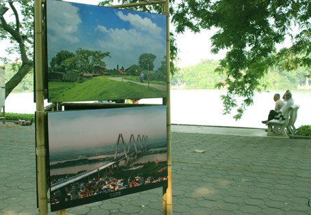 Hình ảnh về Hà Nội được trưng bày quanh hồ Gươm