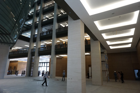 Các hành lang bao quanh phòng họp lớn đều có thể đón ánh sáng tự nhiên từ giếng trời.
