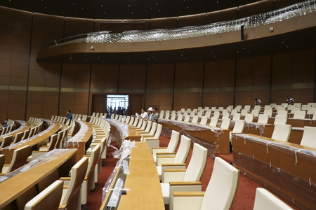 Phòng họp trung tâm bao gồm 2 tầng ghế đại biểu.