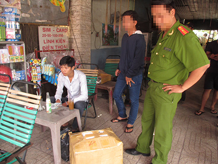 Cảnh sát kinh tế bắt quả tang Khanh đen mang mỹ phẩm giả đi giao tại quán cà phê