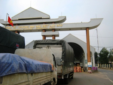 Hàng hóa nhập về nhiều gây nên tình trạng ùn ứ xe cộ trước cổng B, khu KT-TM Lao Bảo