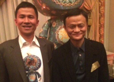 Qian Fenglei (trái) trong một bức ảnh chụp cùng tỷ phú giàu nhất Trung Quốc Jack Ma